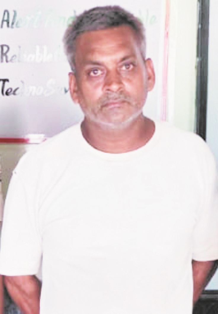 पान ठेले के पीछे चल रही थी अवैध शराब बिक्री, पुलिस ने आरोपी को दबोचा