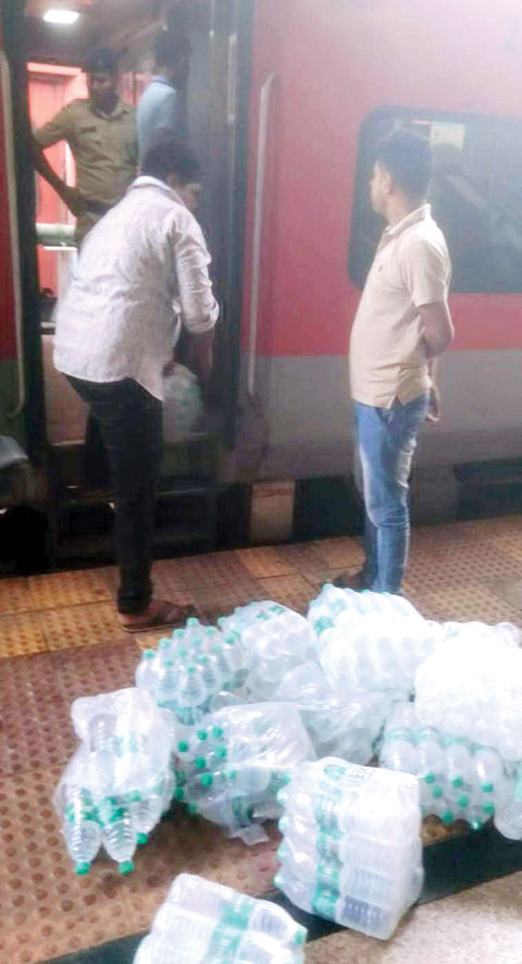 अवैध वेंडर, जीआरपी ने ट्रेन से ब्रांडेड पानी की बोतलें उतरवाई