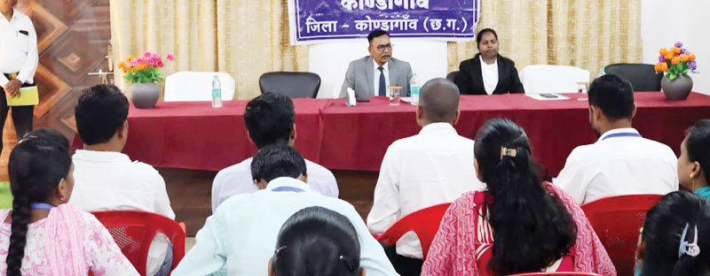 पैरालीगल वालंटियर्स की मासिक समीक्षा बैठक