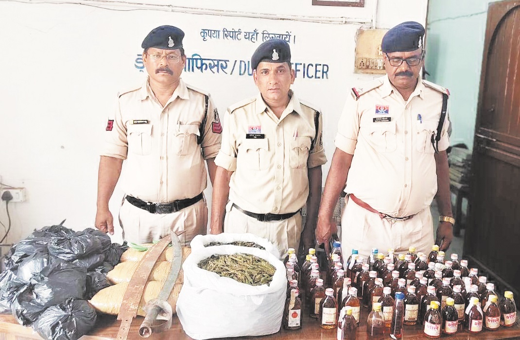 दुर्ग पुलिस का सर्च ऑपरेशन गांजा, शराब और 2 तलवार बरामद