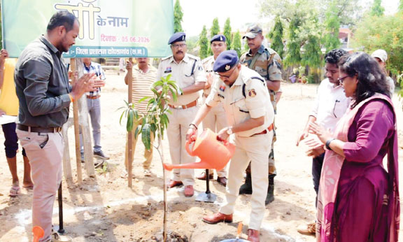 कलेक्टर-एसपी सहित अफसरों-कर्मियों ने किया पौधरोपण