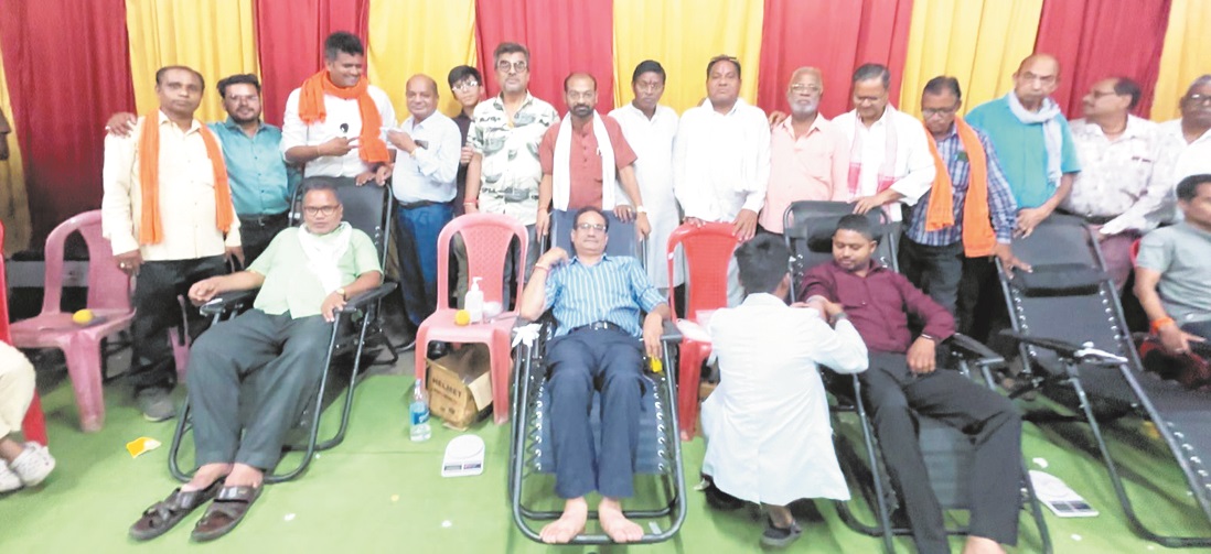 जन्मदिन पर 46 ने किया रक्तदान, सबको मिला हेलमेट