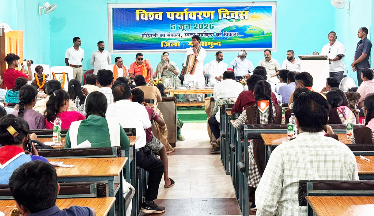 वन विद्यालय महासमुंद में एक पेड़ मां के नाम का संकल्प, निबंध-पेंटिंग स्पर्धाएं