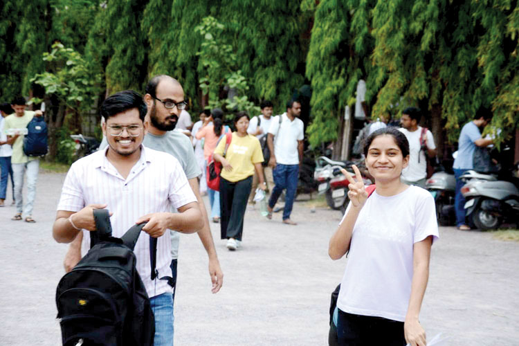 पीएससी मेंस पहला पेपर देकर गदगद दिखे अभ्यर्थी, 75 अनुपस्थित