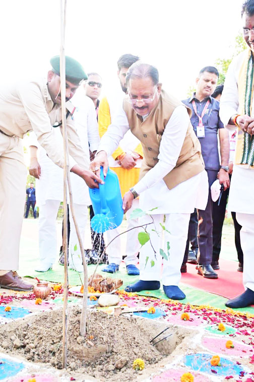 एक पेड़ मां के नाम: सीएम ने पीपल पौधा रोपित कर दिया पर्यावरण संरक्षण का संदेश, जनप्रतिनिधियों ने भी रोपे पौधे