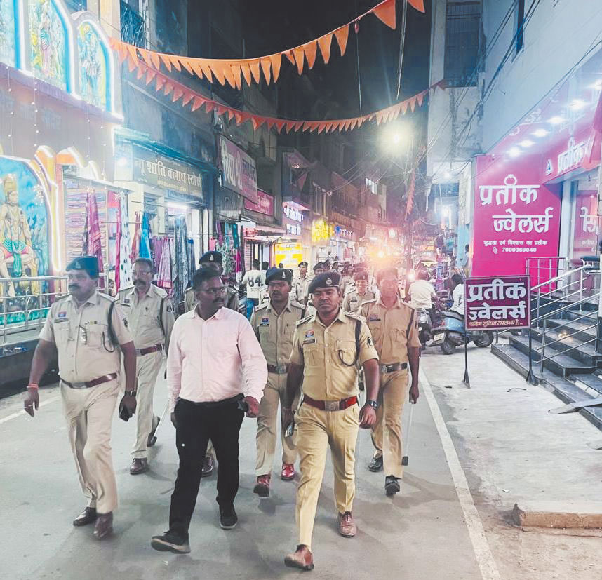 पुलिस-प्रशासन का फ्लैग मार्च