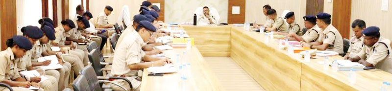 अपराध समीक्षा बैठक में लंबित मामलों के निराकरण पर जोर