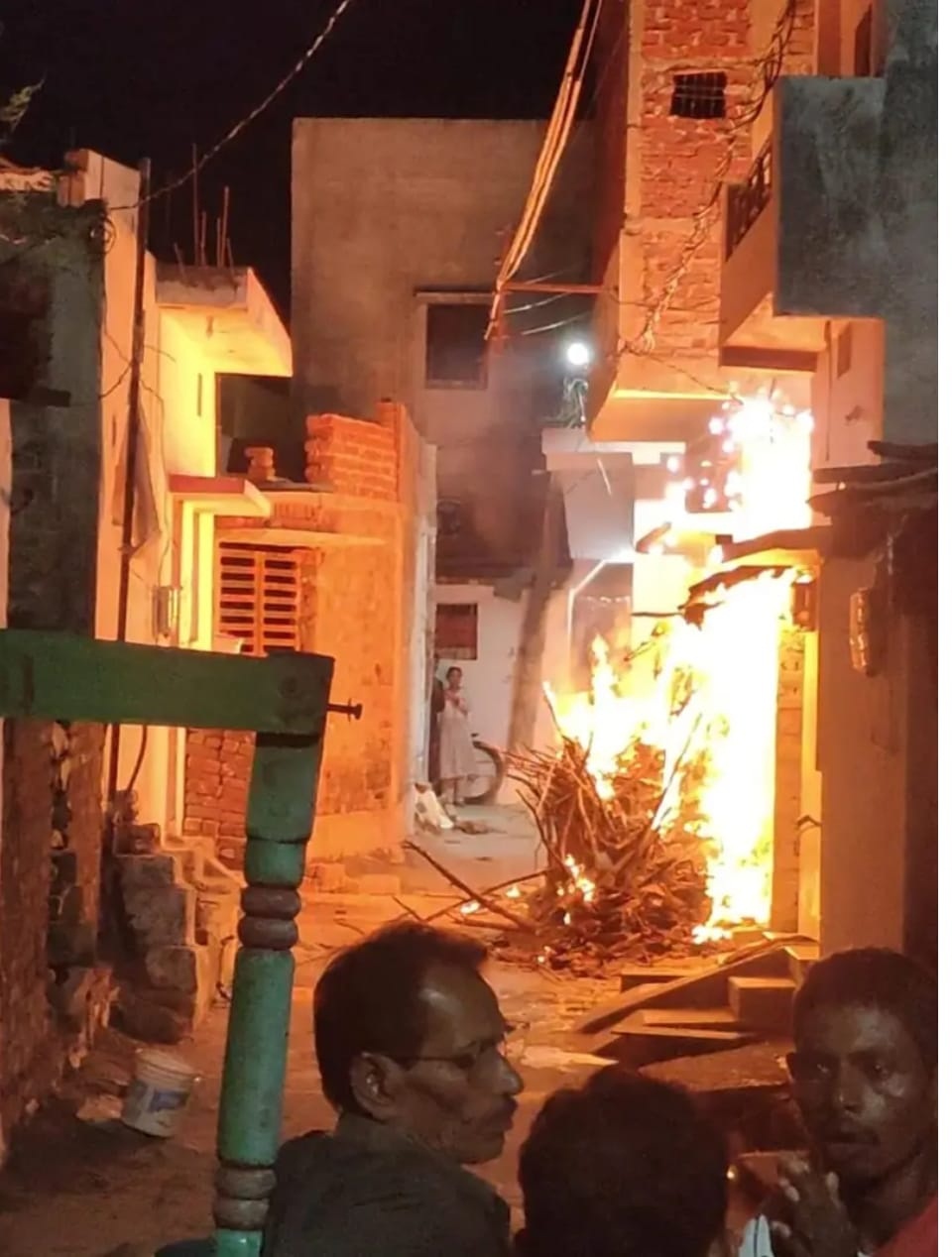मकान में लगी आग, मशक्कत के बाद बुझी