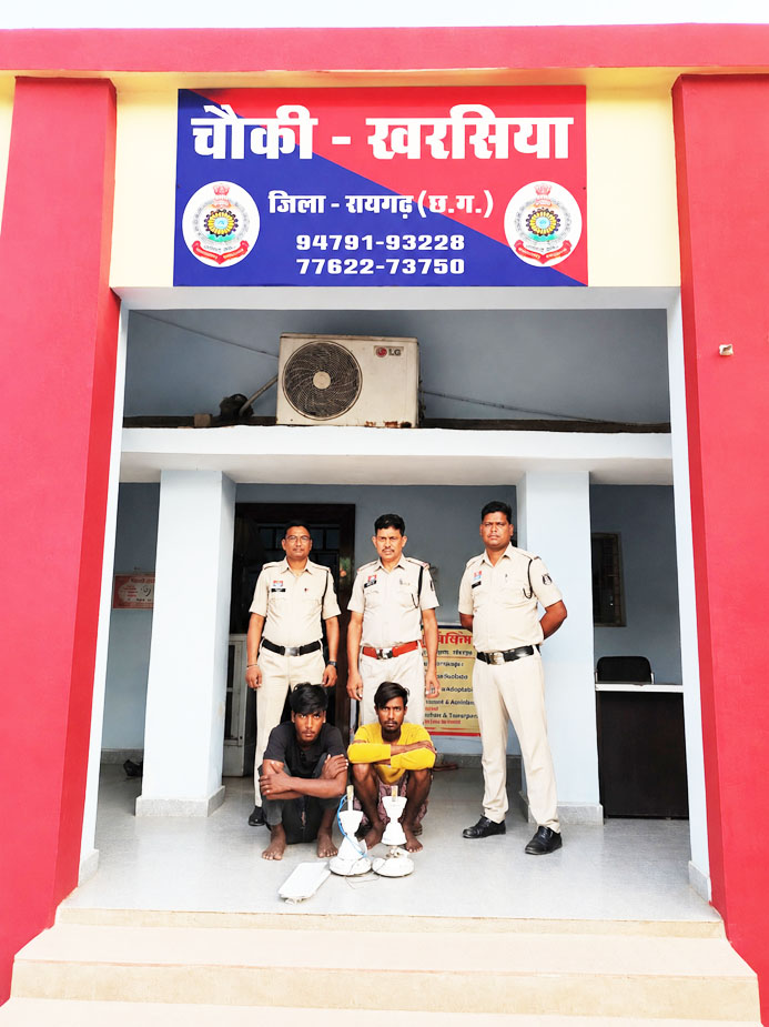 स्कूल में चोरी, दो बंदी