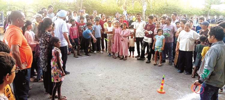 मस्ती की पाठशाला में लोग छत्तीसगढ़ी गाने में जमकर झूमे