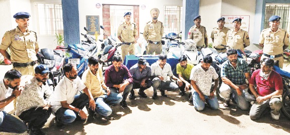 रिजॉर्ट के पीछे छापा, 15 जुआरी गिरफ्तार, 4.34 लाख की जब्ती