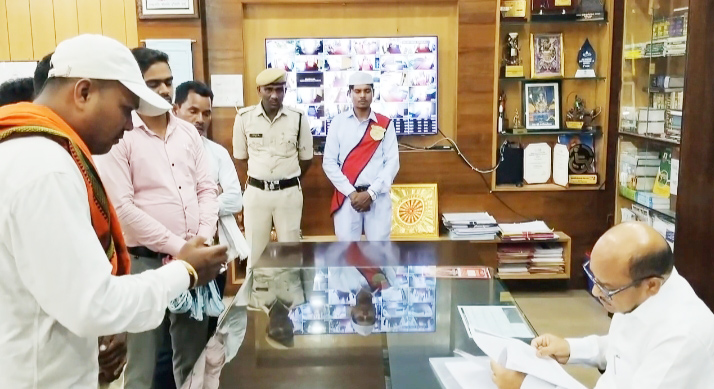 आदिवासी किसान ने वन अमले पर लगाया आरोप, कलेक्टर से शिकायत