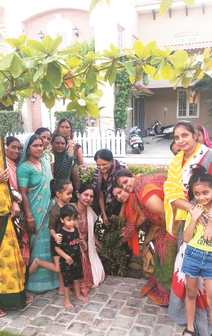 भाजपा दक्षिण महिला मंडल ने किया पौधारोपण