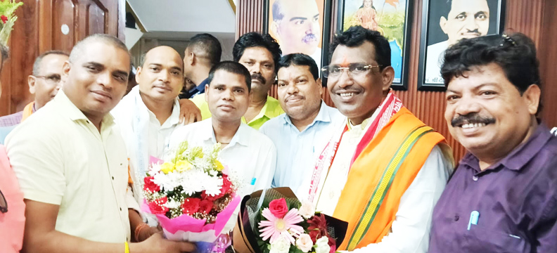  राजिम विधायक को सर्व समाज के पदाधिकारियों ने दी जन्मदिन की बधाई