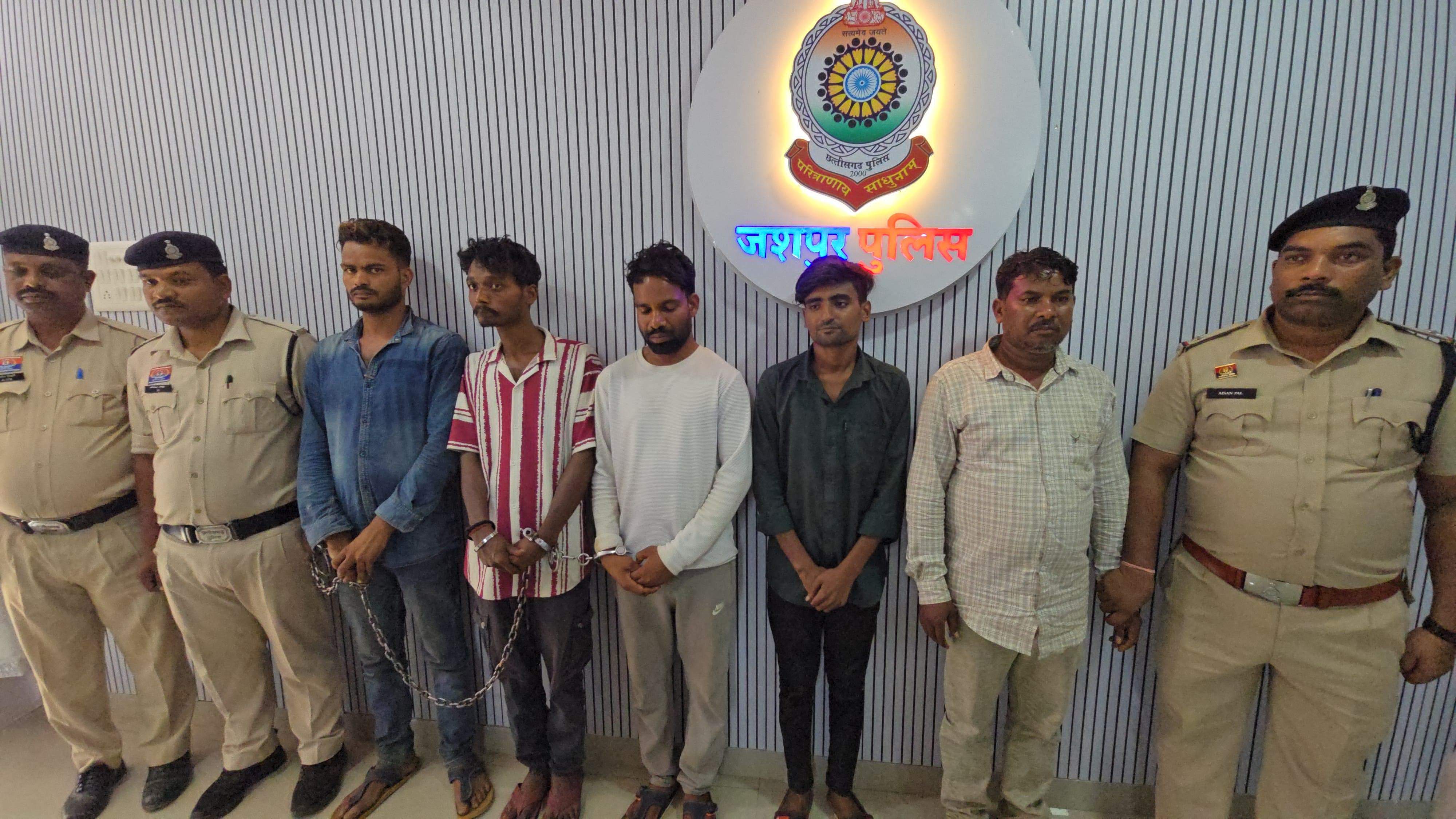 नशीले इंजेक्शन संग 5 तस्कर गिरफ्तार