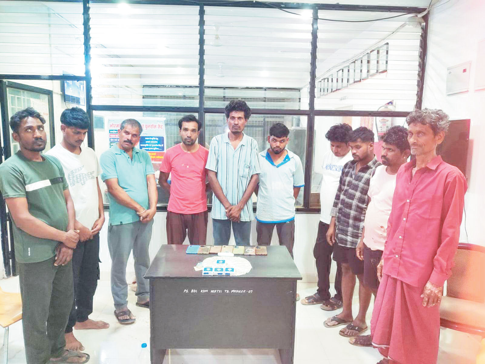 पुलिस की दबिश, 10 जुआरी पकड़ाए, 92 हजार का सामान जब्त