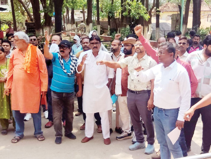 कर्मचारी संघ ने जिला मुख्यालयों में प्रदर्शन
