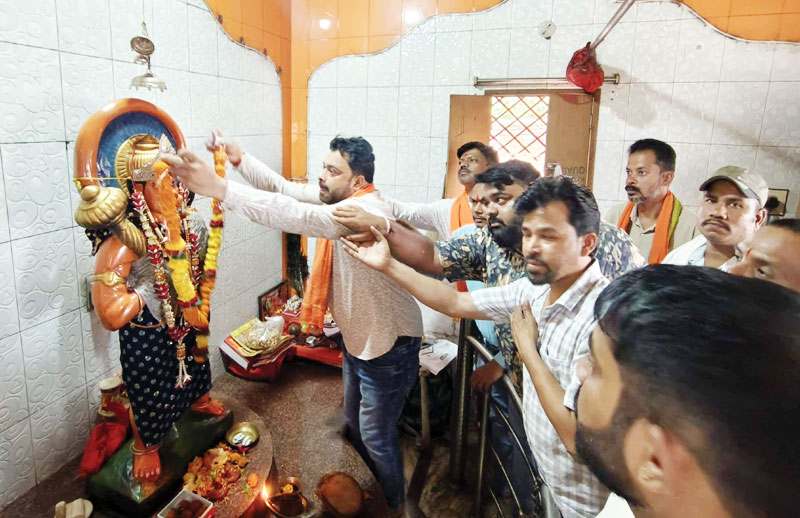 मोदी के 12 साल पूरे, कार्यकर्ताओं ने की पूजा-अर्चना