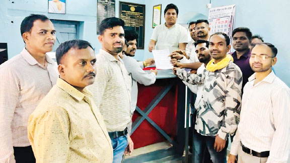 तृतीय वर्ग कर्मचारी संघ ने सौंपा ज्ञापन