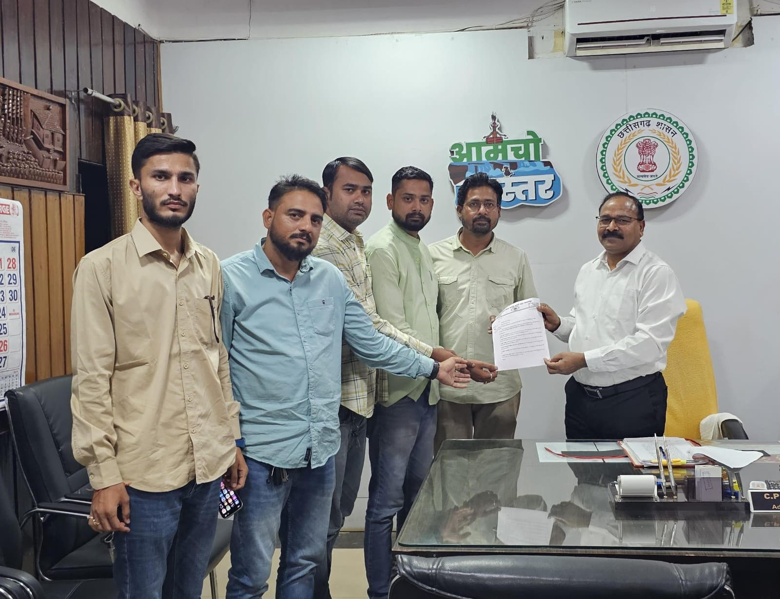 शराब दुकानों में अनियमितताओं पर कांग्रेस  का प्रदर्शन, अपर कलेक्टर को ज्ञापन