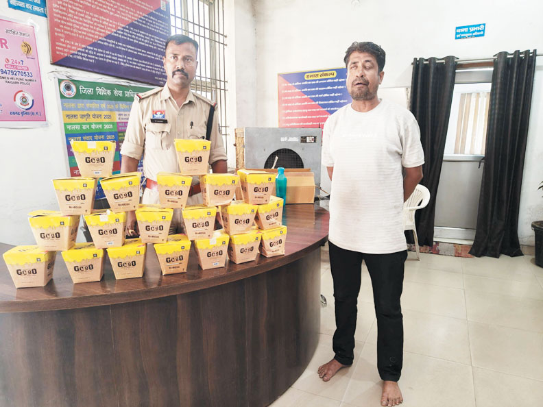  गोगो रैपर के साथ आरोपी गिरफ्तार, पान ठेलों में चोरी-छिपे करता था बिक्री 