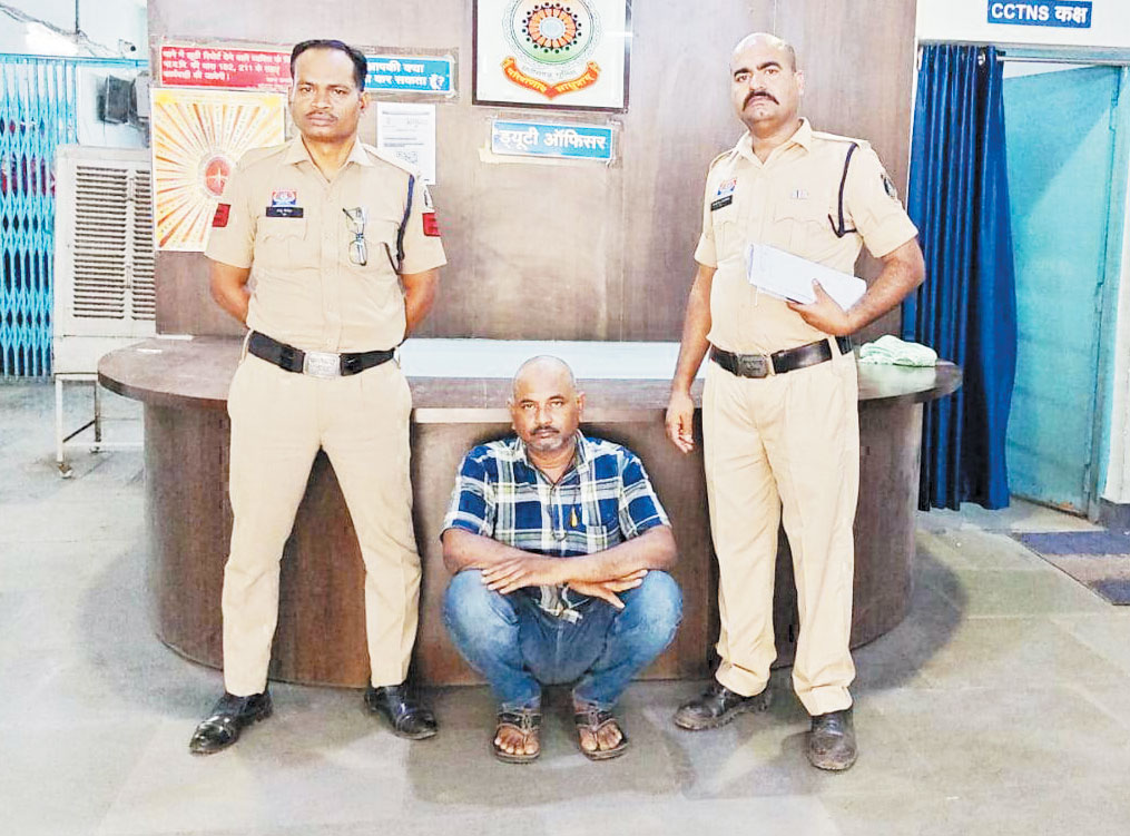 नकली होलोग्राम और लेबल लगाकर कोचियों के जरिए से शराब की बिक्री