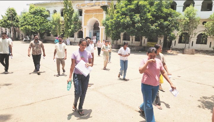 सरकारी और मान्यता प्राप्त कॉलेजों में प्रवेश के लिए 4 हजार अभ्यार्थियों ने दी परीक्षा