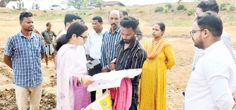नवाडीहकला गांव पहुंचीं कलेक्टर