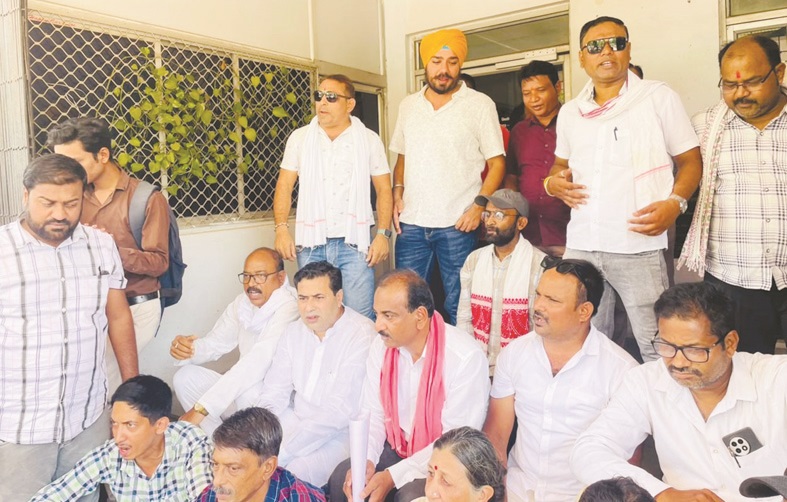 कांग्रेसियों ने किया आरटीओ कार्यालय का घेराव