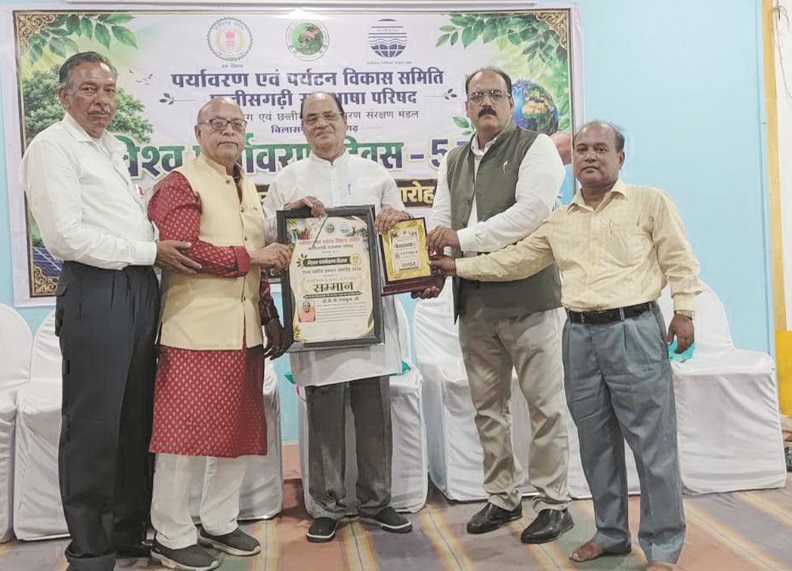 साहित्यकार  डॉ. दीनदयाल साहू व डॉ. डी पी देशमुख सम्मानित