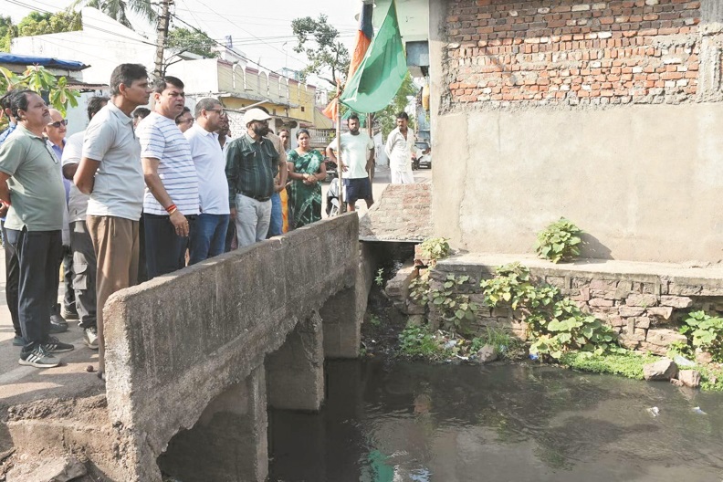 सिवरेज, सफाई और पेयजल व्यवस्था पर निगम आयुक्त सख्त, किया निरीक्षण