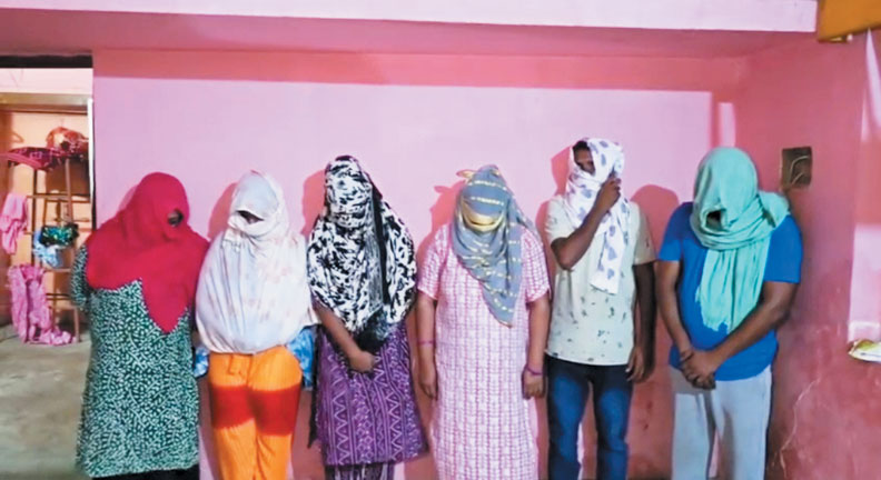 देह व्यापार : महिला दलाल समेत दो ग्राहक गिरफ्तार