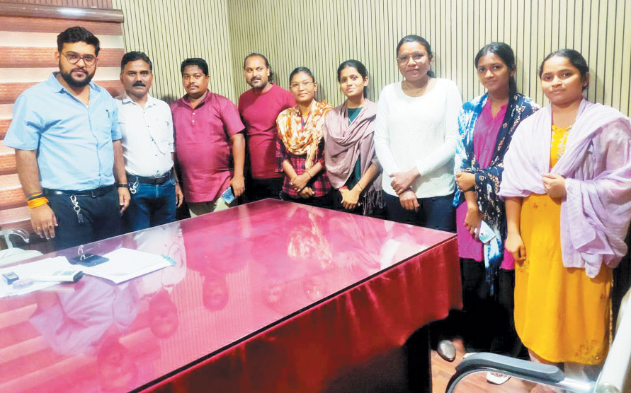 अधूरे निर्माण कार्य पर पालिका इंजीनियर से मिले अखाड़ा प्रतिनिधि