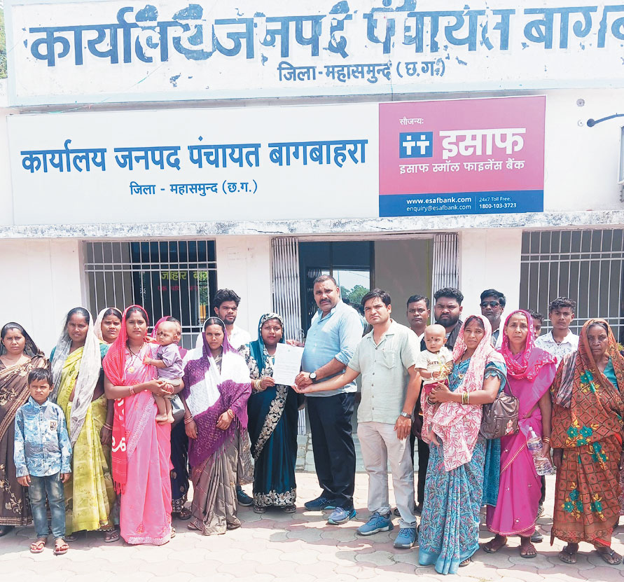 बंधापार में पेयजल संकट, सरपंच के साथ जनपद पहुंचीं महिलाएं