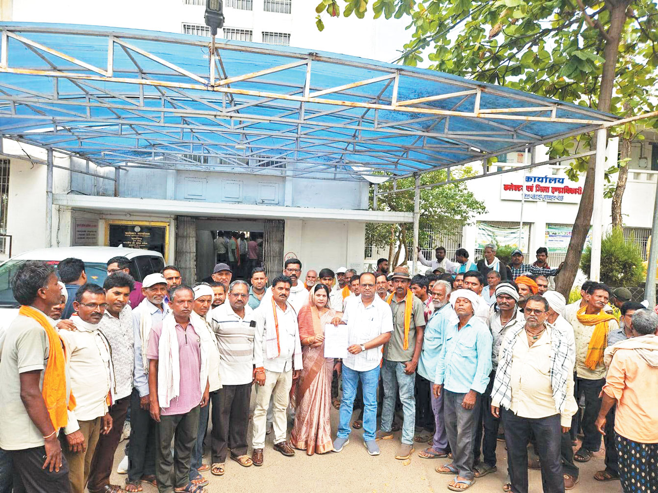 खाद संकट पर भडक़े किसान, कलेक्टर से शिकायत