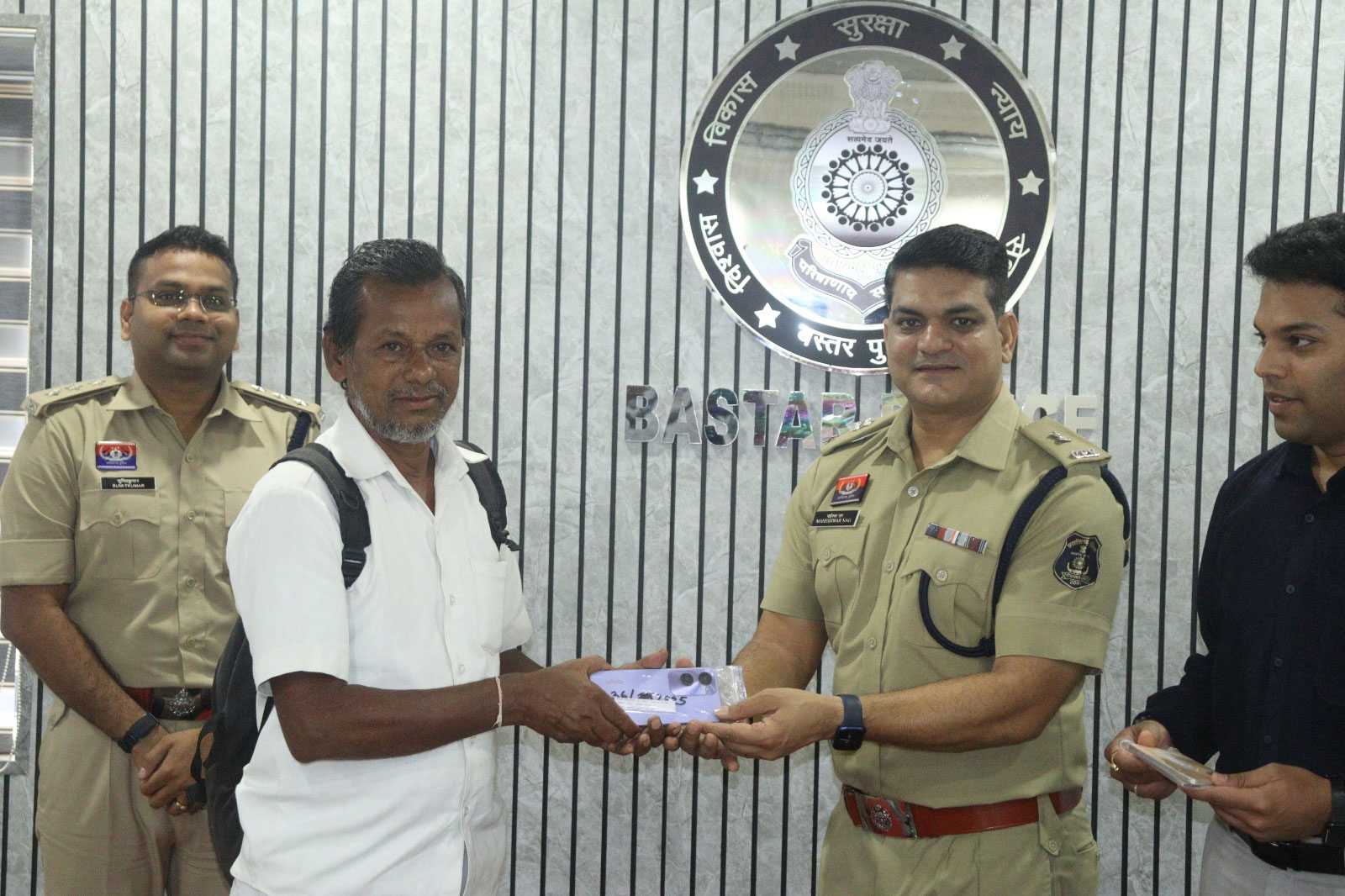 बस्तर पुलिस ने लौटाई मुस्कान, 100 से अधिक गुम मोबाइल बरामद कर किए सुपुर्द