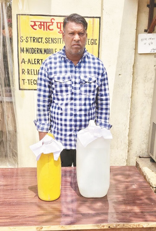 कच्ची महुआ शराब बेचते एक बंदी