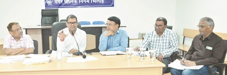 निगम आयुक्त ने की समीक्षा बैठक