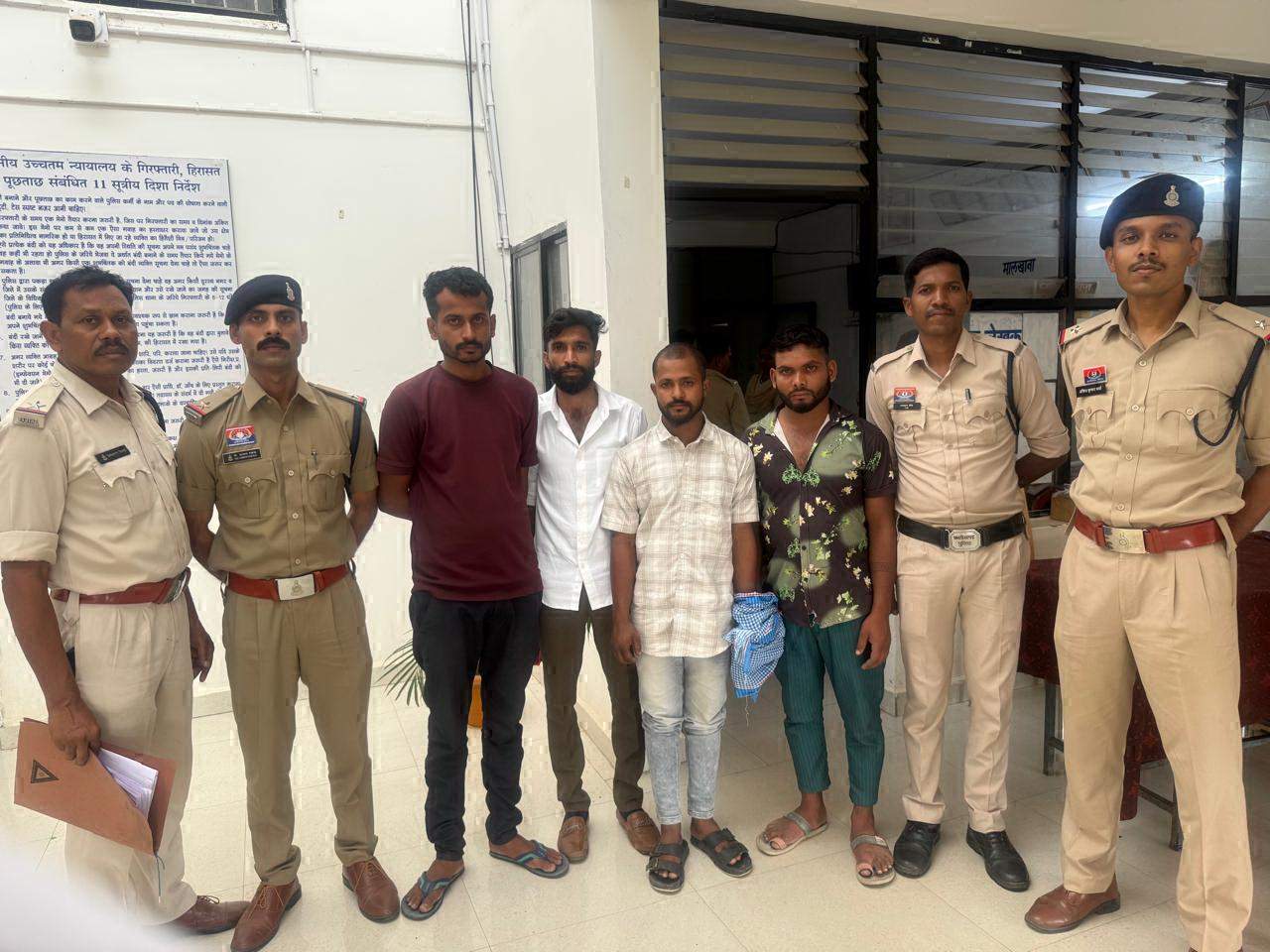 बस रोककर लूट-मारपीट, 4 बंदी, बोलेरो जब्त