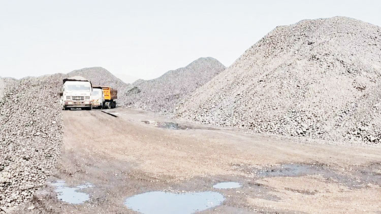 कोयले के ढेर में लगी आग, धुएं से फैल रहा प्रदूषण