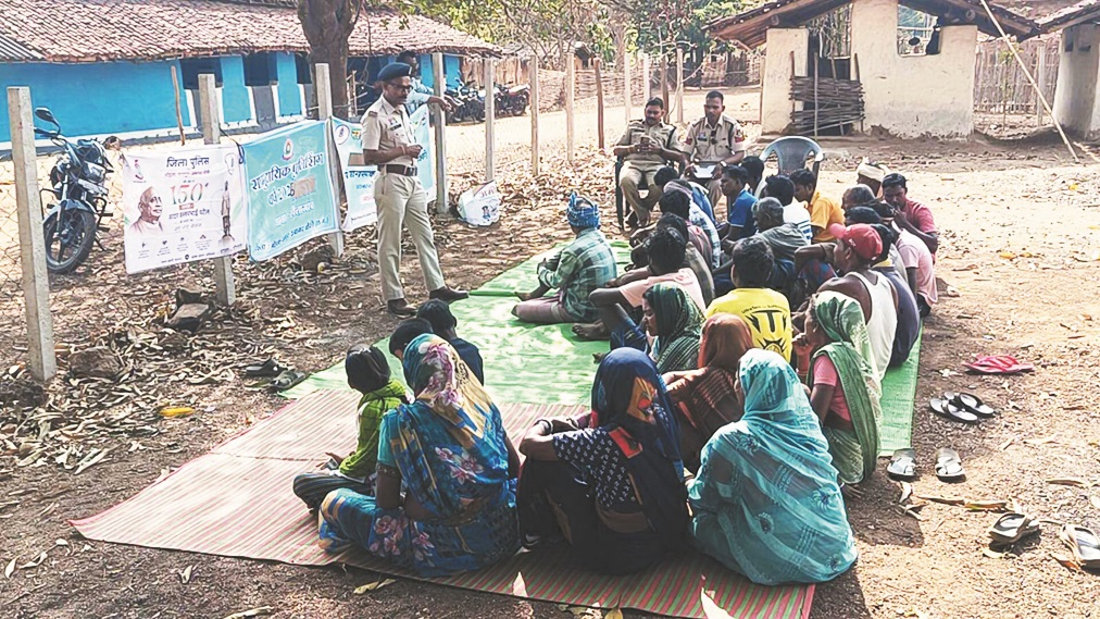पुलिस ने चौपाल में ग्रामीणों का जीता विश्वास