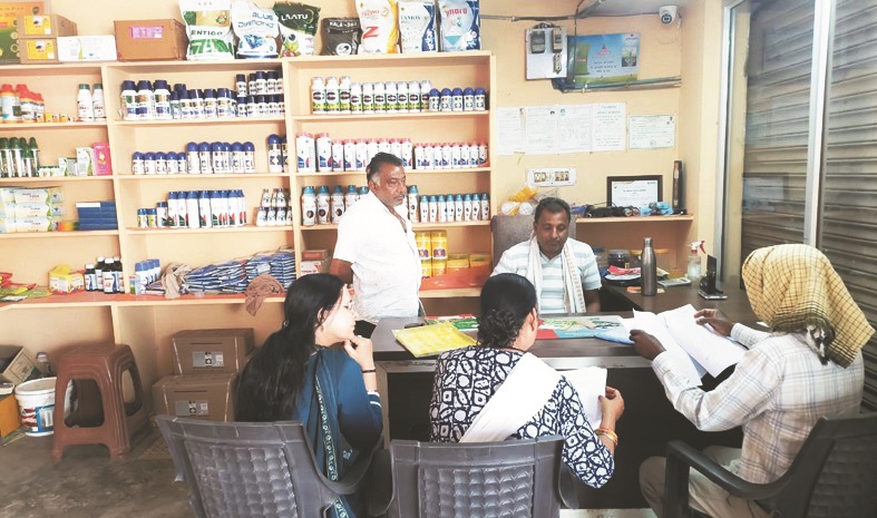 कृषि अमले ने उर्वरक विक्रेताओं के प्रतिष्ठान में दी दबिश