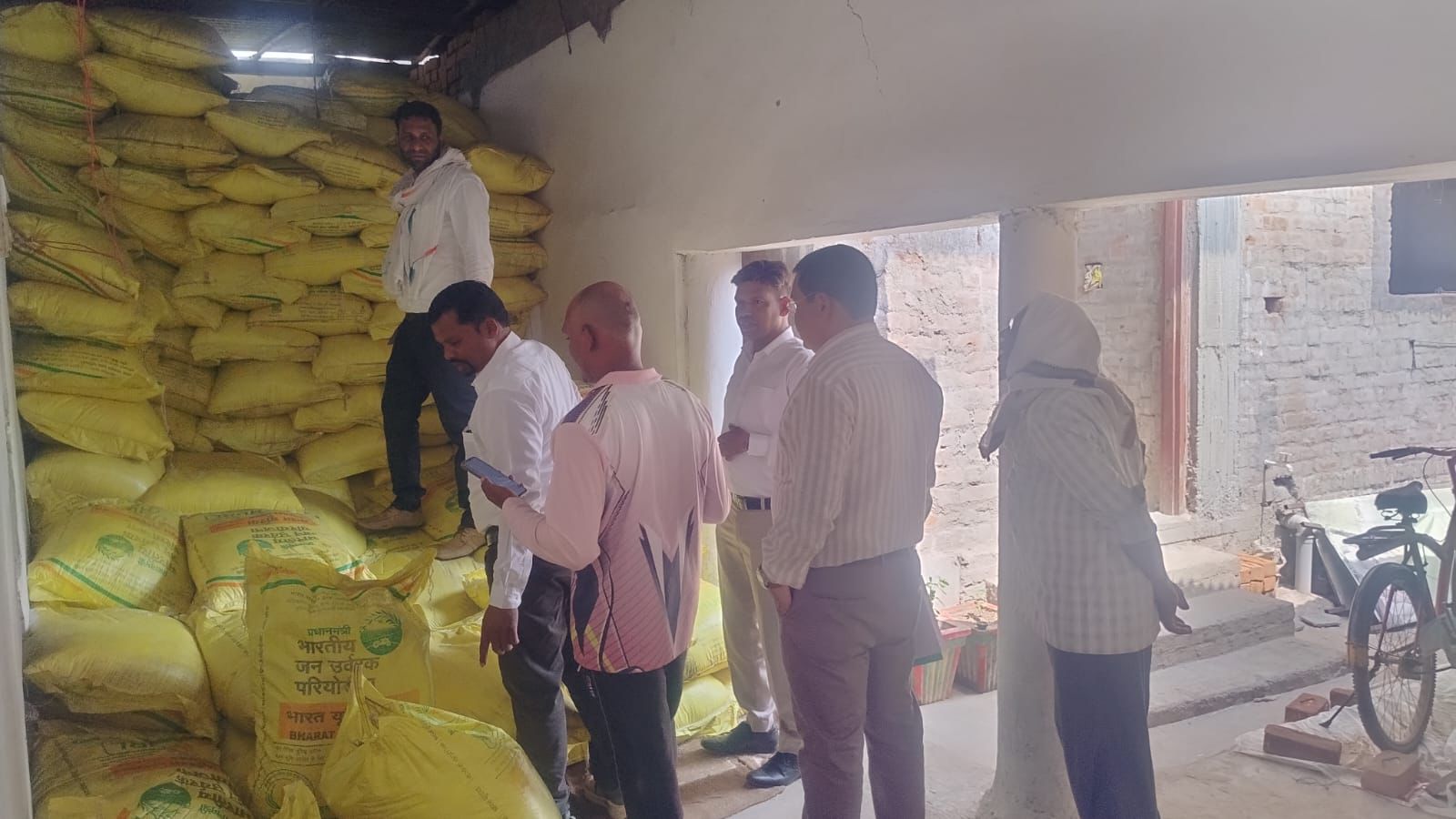 उर्वरक विक्रय में गड़बड़ी, दुकानों पर छापा, 3 लाइसेंस निलंबित, सैकड़ों बोरी खाद जब्त
