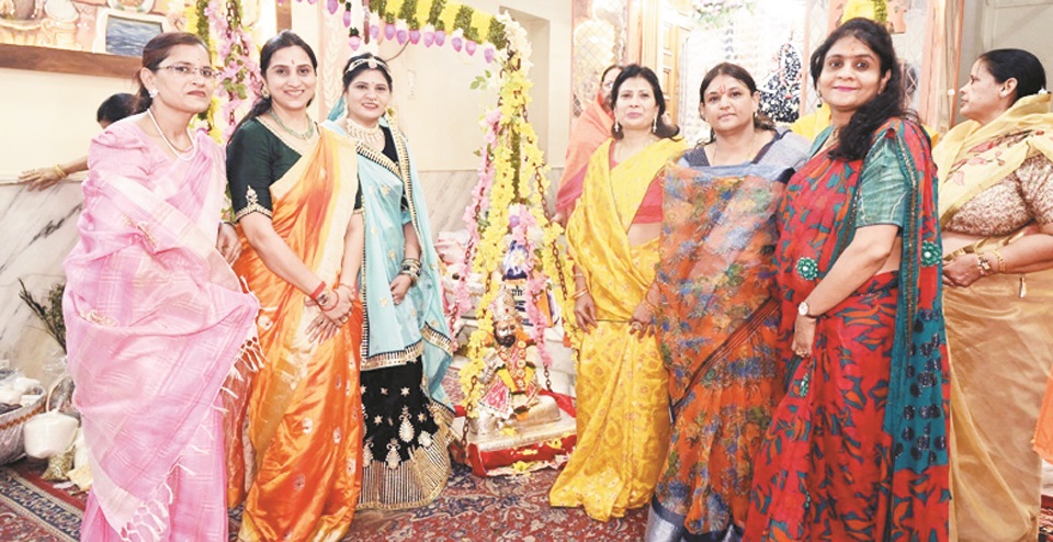 माहेश्वरी महिला मंडल ने श्रीकृष्ण व रामदेव बाबा का किया अभिषेक व श्रृंगार