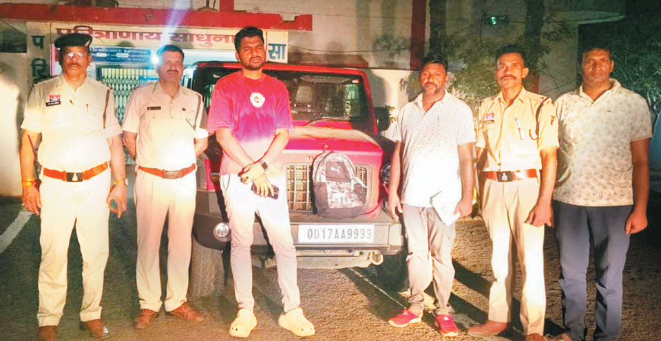 चेकिंग के दौरान थार से 10 लाख जब्त