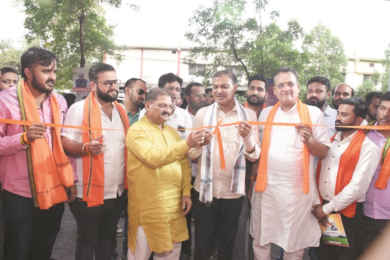 सांसद-महापौर ने किया फोटो प्रदर्शनी का शुभारंभ