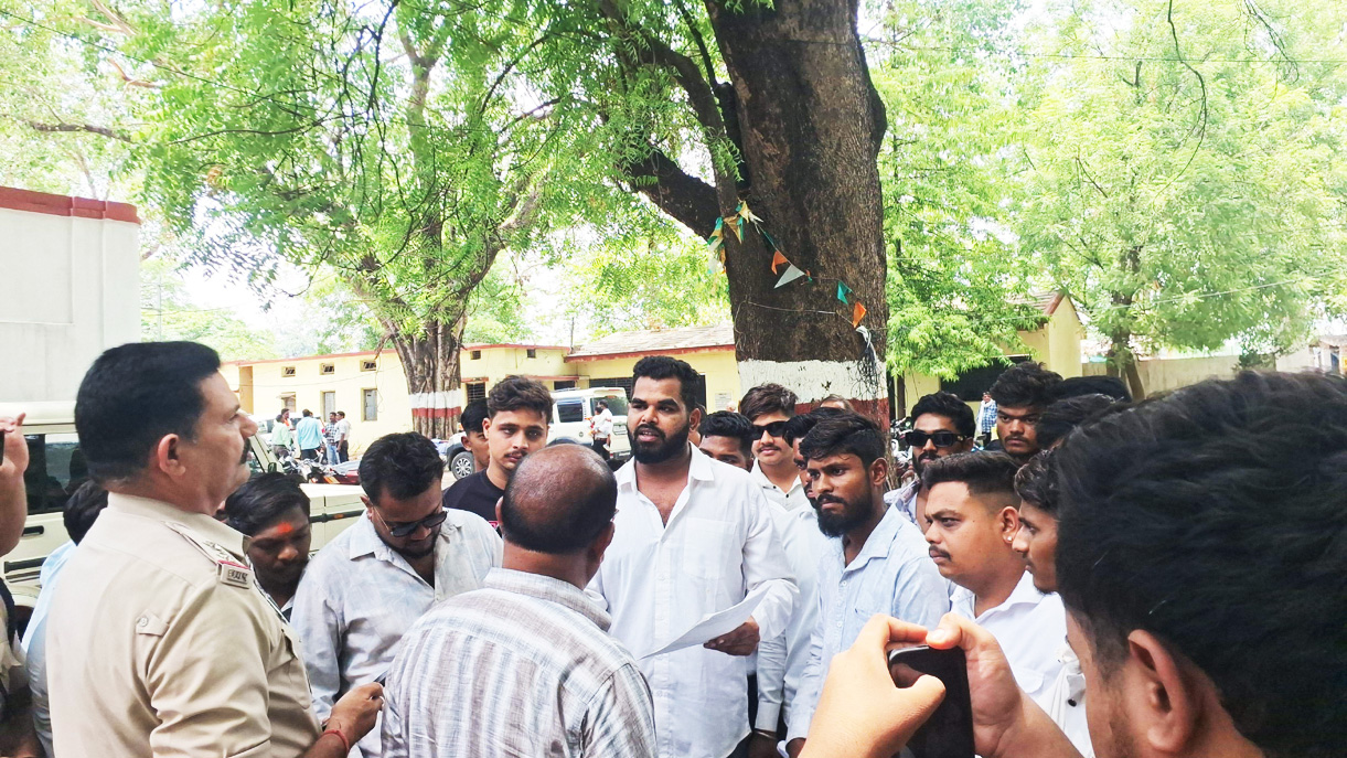 एनएसयूआई ने सीएम के नाम कलेक्टर को सौंपा ज्ञापन