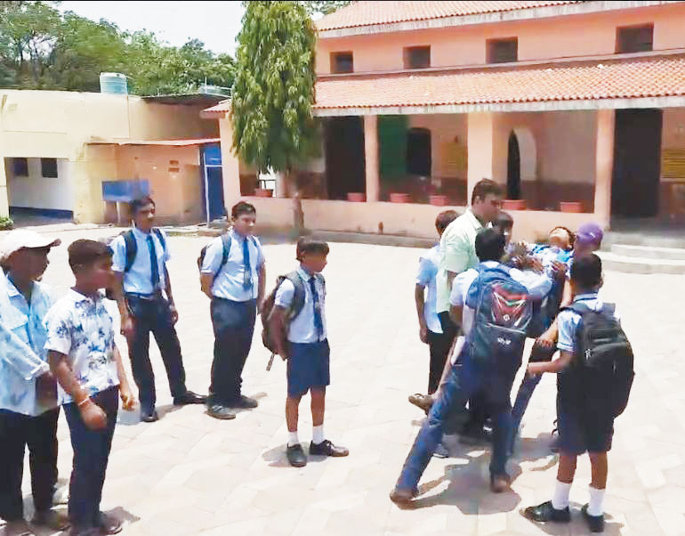 स्कूल खुला, प्रार्थना में बेहोश होकर गिरा छात्र, अस्पताल में भर्ती