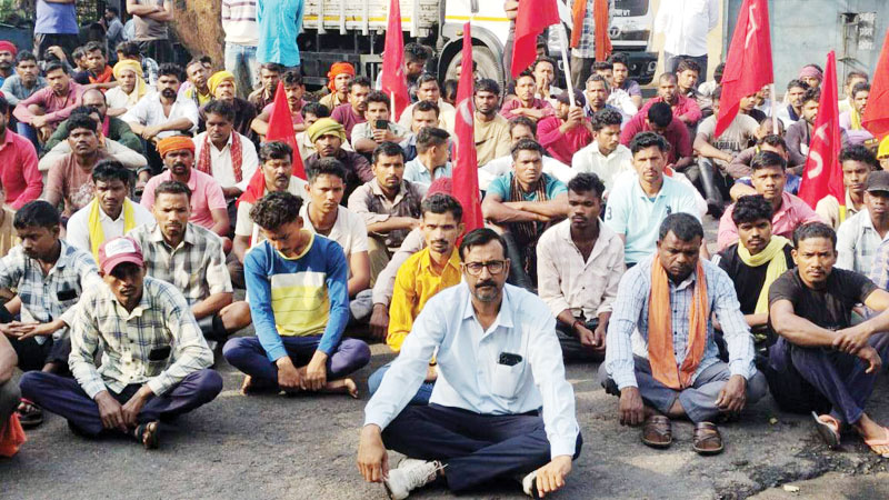 मांगों पर ठेका श्रमिकों का सांकेतिक धरना, प्रबंधन को सौंपा ज्ञापन