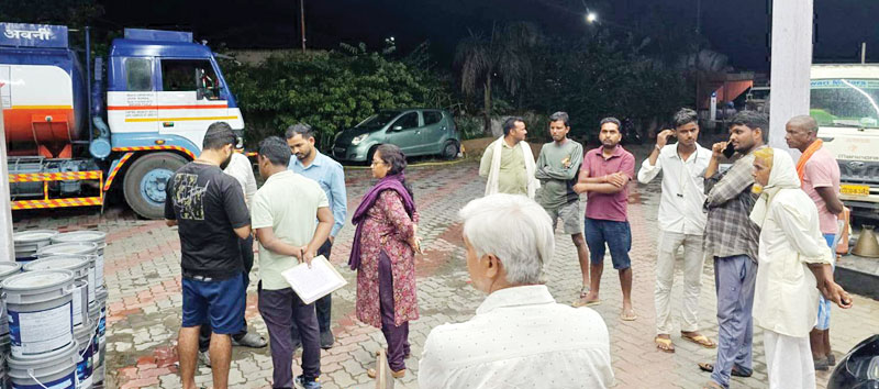 ईंधन से भरा टैंकर खड़ा, फिर भी पेट्रोल पंप को रखा ड्राई, प्रशासन की कार्रवाई से शुरू हुई बिक्री